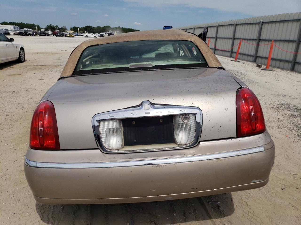 2002 LINCOLN Town Car