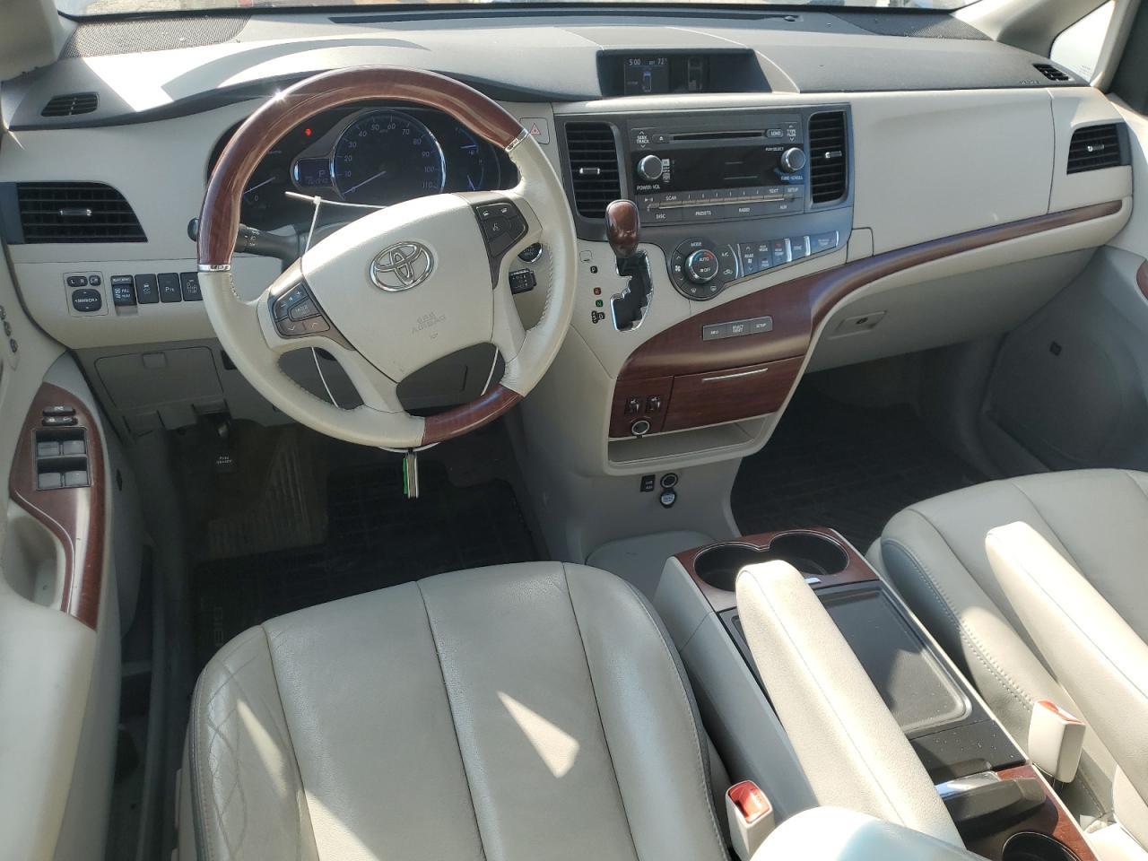 2014 TOYOTA SIENNA