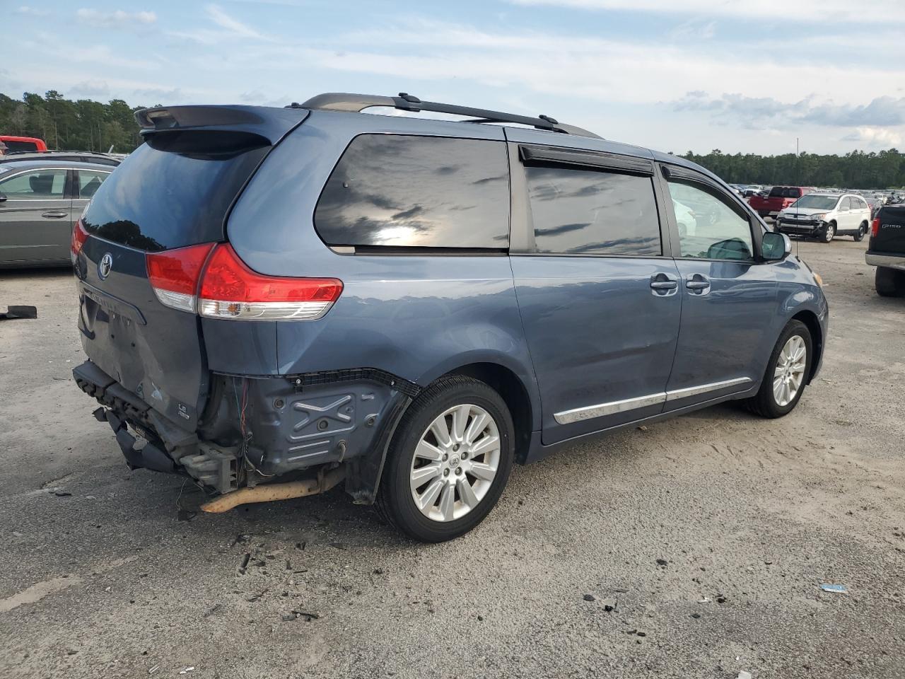 2013 TOYOTA SIENNA