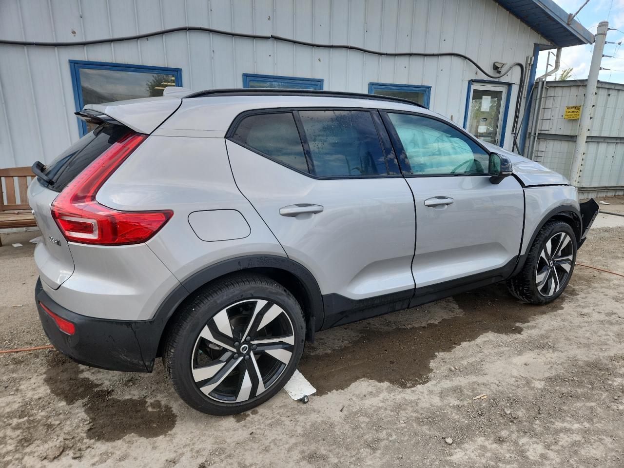 2024 VOLVO XC40