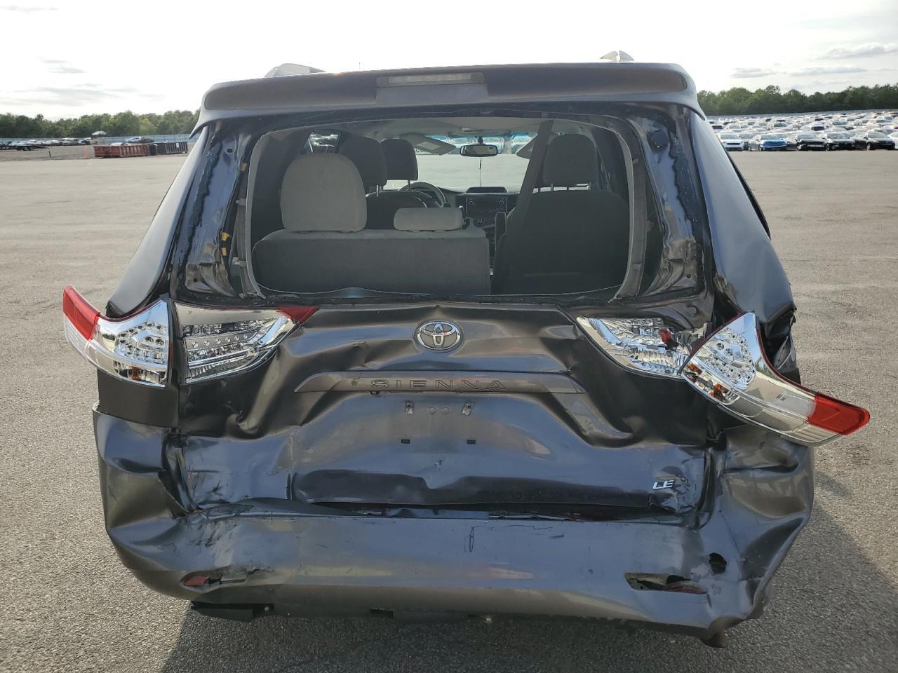 2011 TOYOTA SIENNA