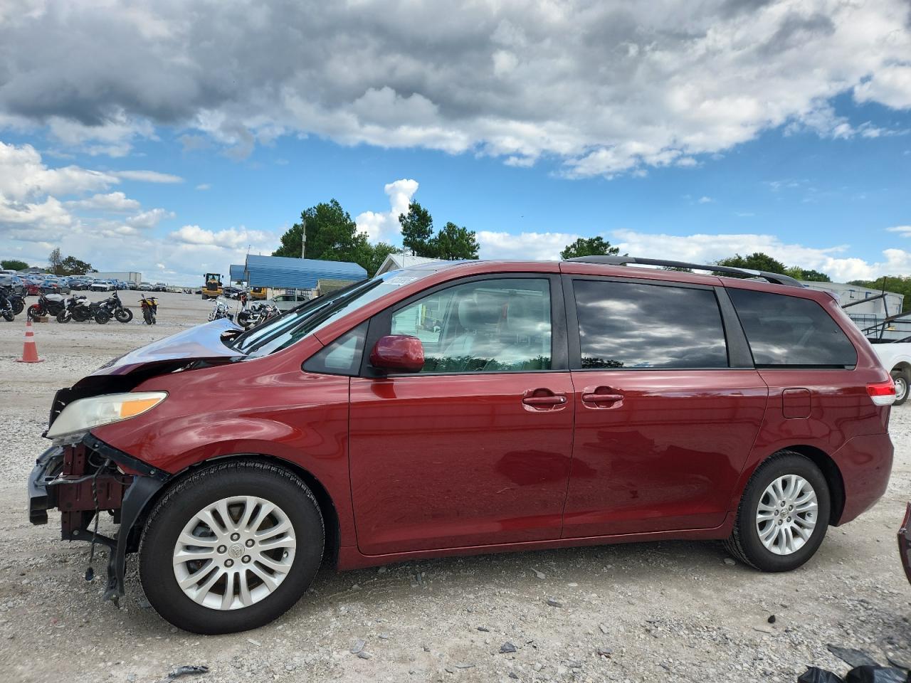 2014 TOYOTA SIENNA