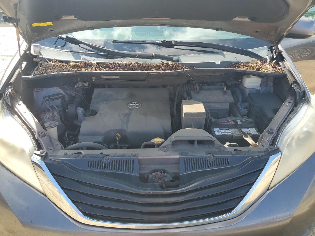 2011 TOYOTA SIENNA