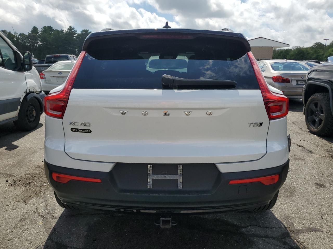 2021 VOLVO XC40