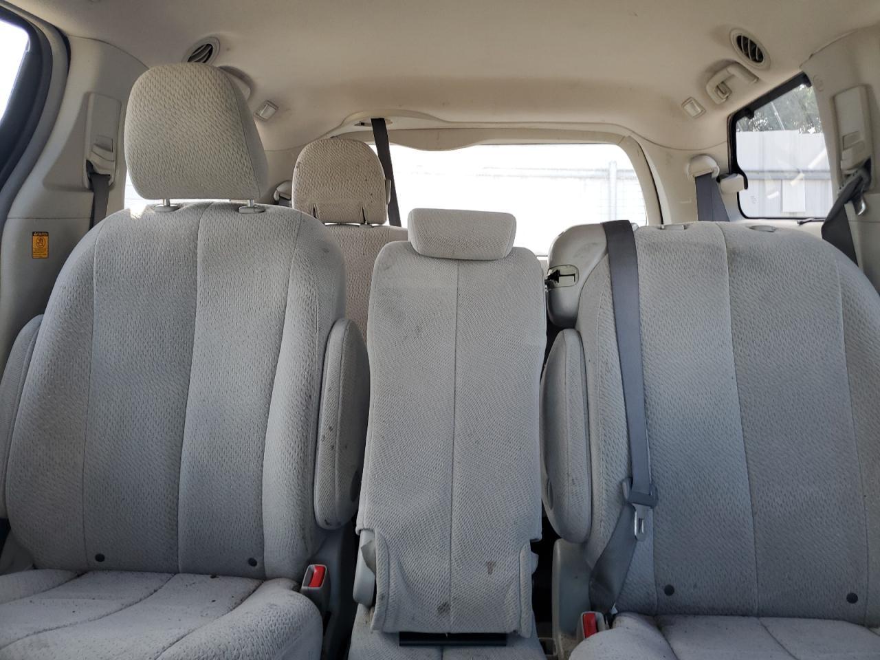 2011 TOYOTA SIENNA