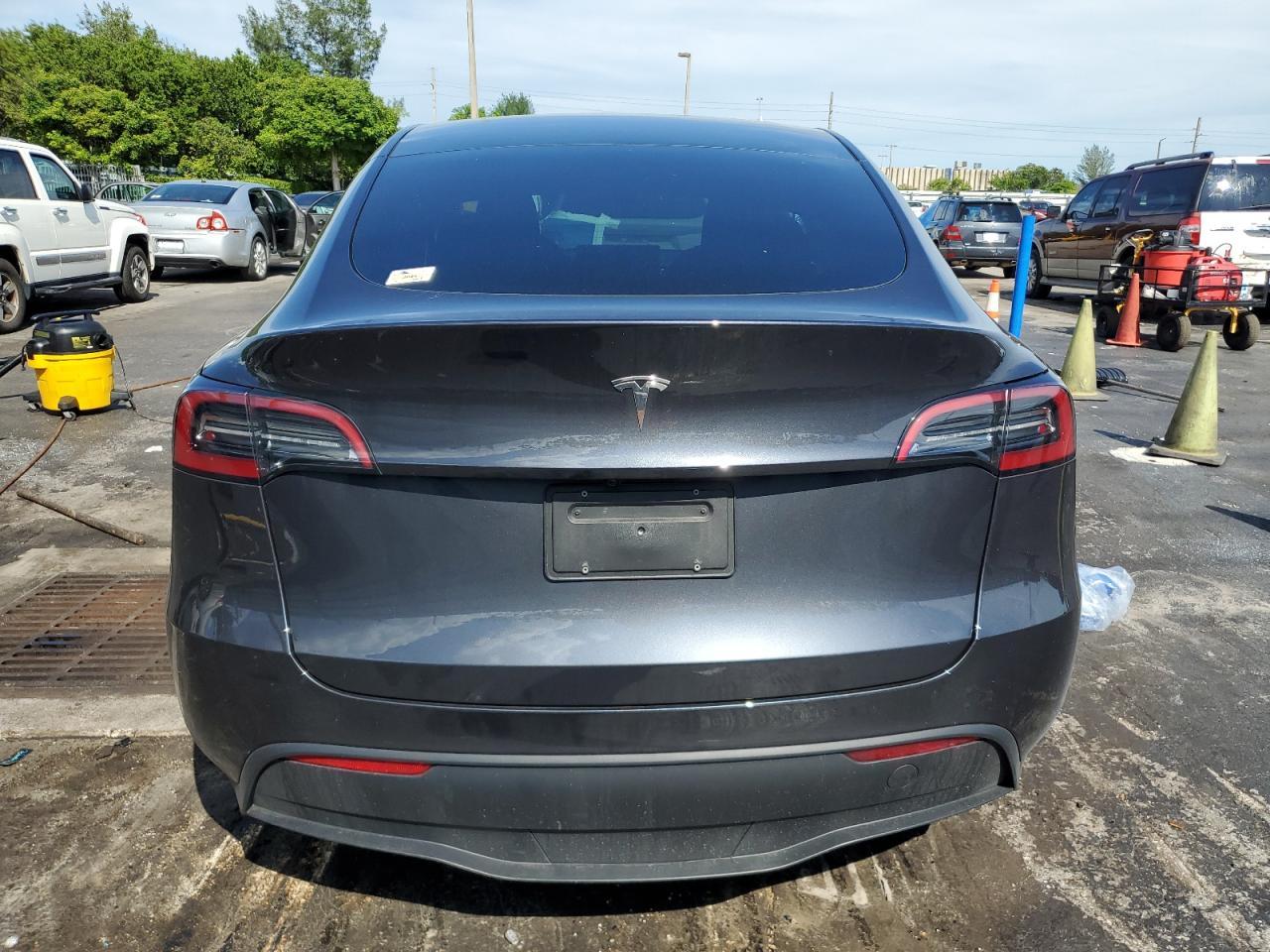 2025 TESLA MODEL Y