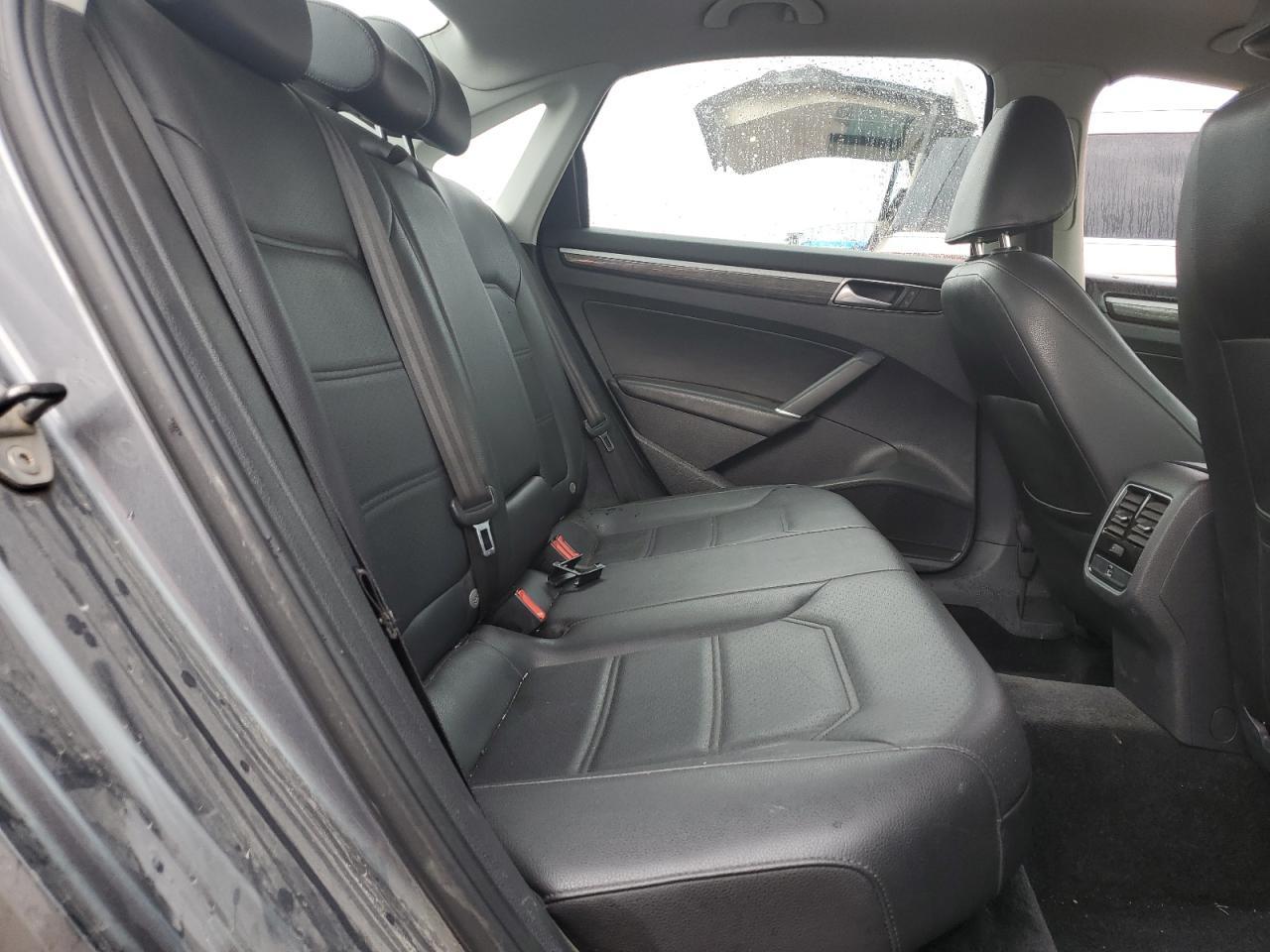 2016 VOLKSWAGEN Passat