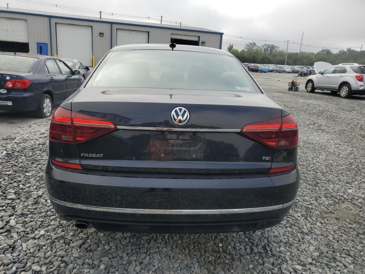 2017 VOLKSWAGEN Passat