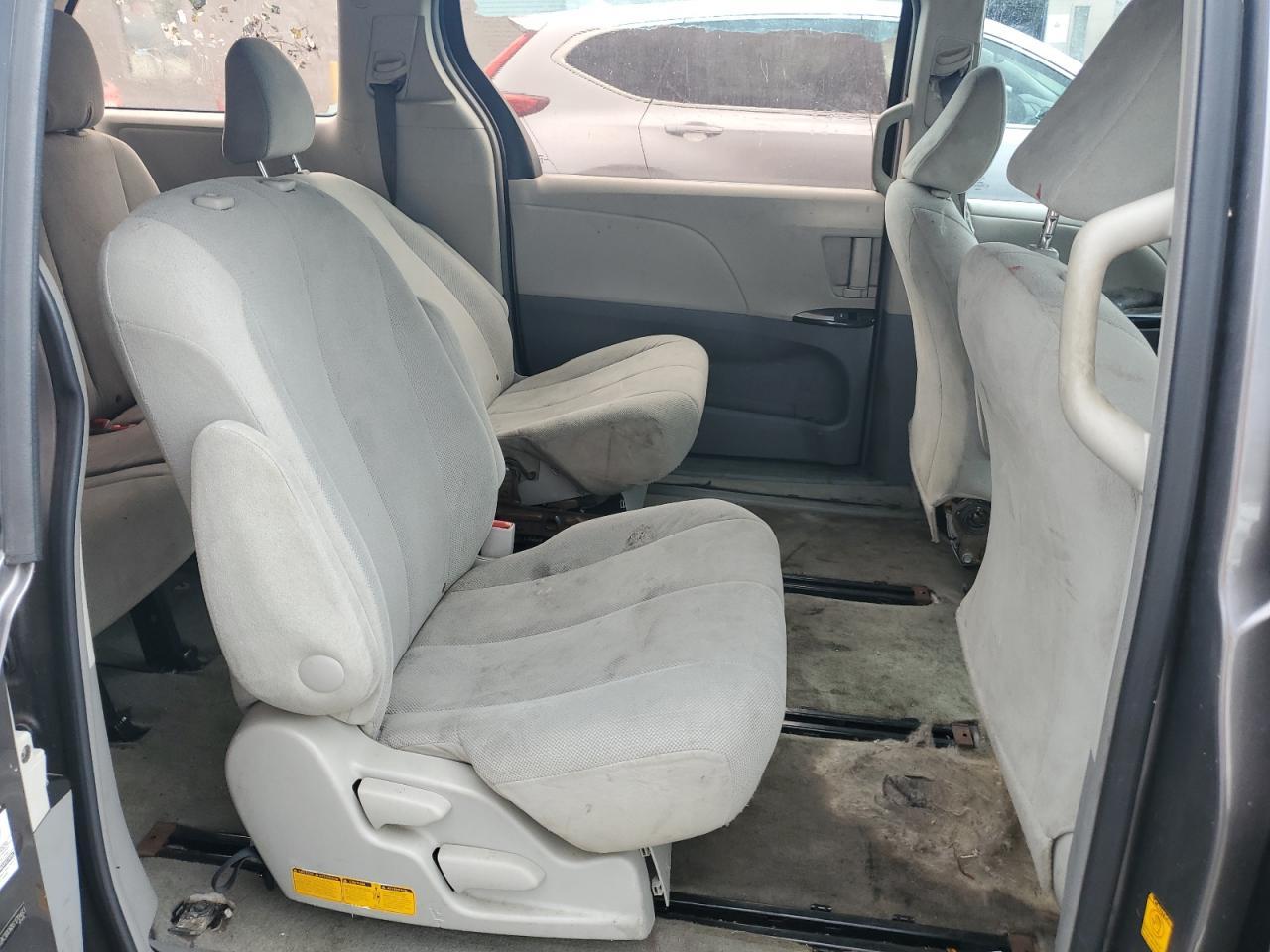 2011 TOYOTA SIENNA
