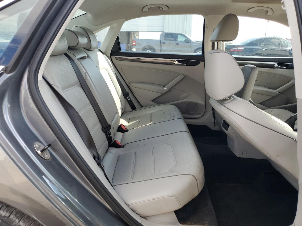 2016 VOLKSWAGEN Passat