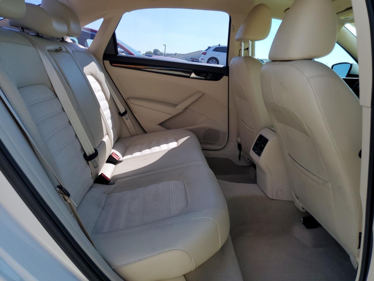 2014 VOLKSWAGEN Passat