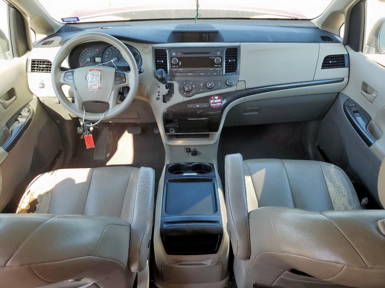 2011 TOYOTA SIENNA