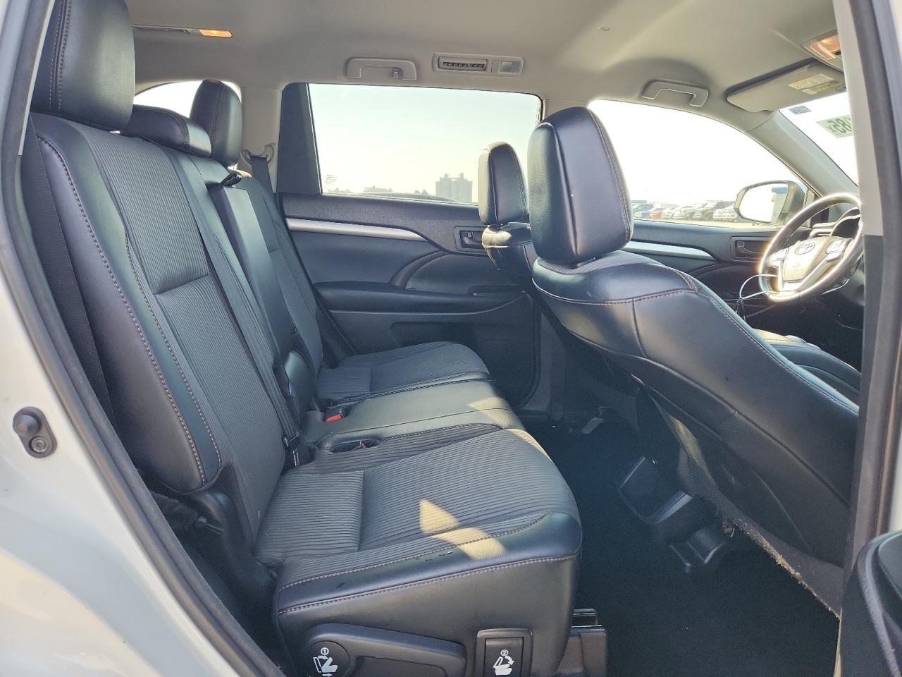 2016 TOYOTA HIGHLANDER