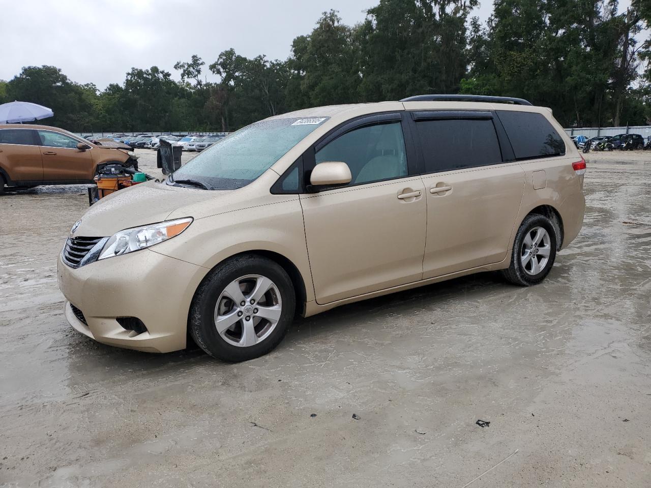 2011 TOYOTA SIENNA