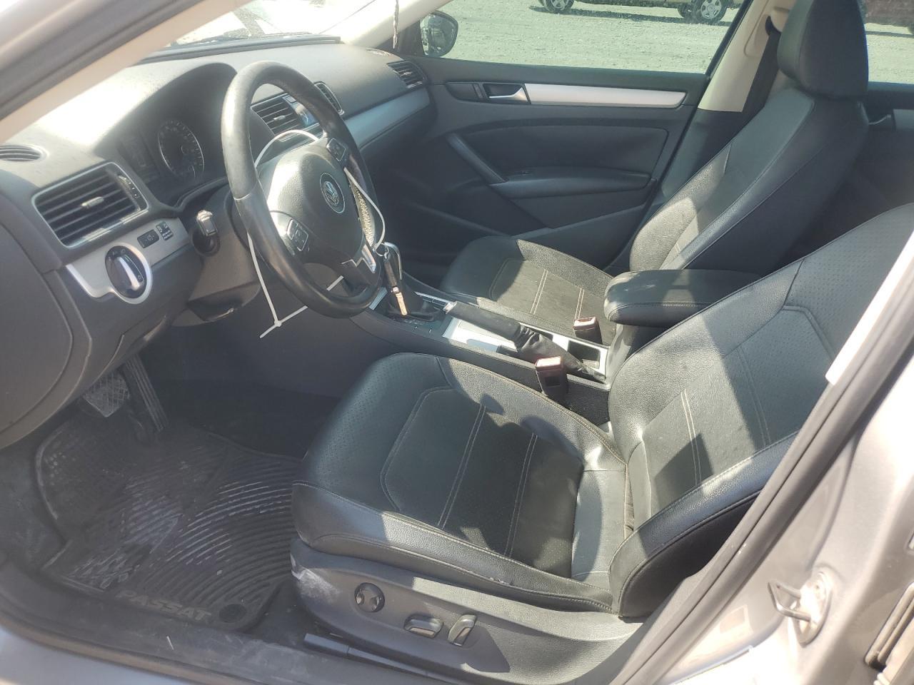 2012 VOLKSWAGEN Passat