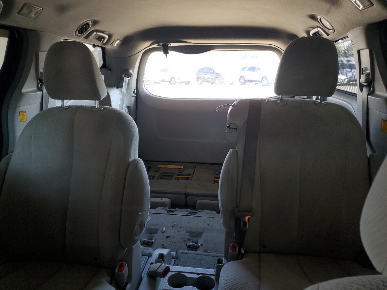 2011 TOYOTA SIENNA