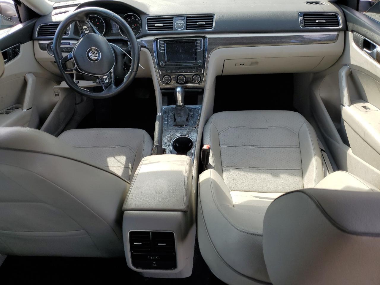 2016 VOLKSWAGEN Passat