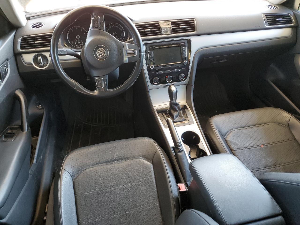 2013 VOLKSWAGEN Passat