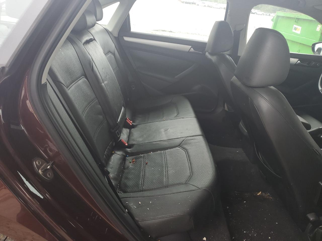 2012 VOLKSWAGEN Passat