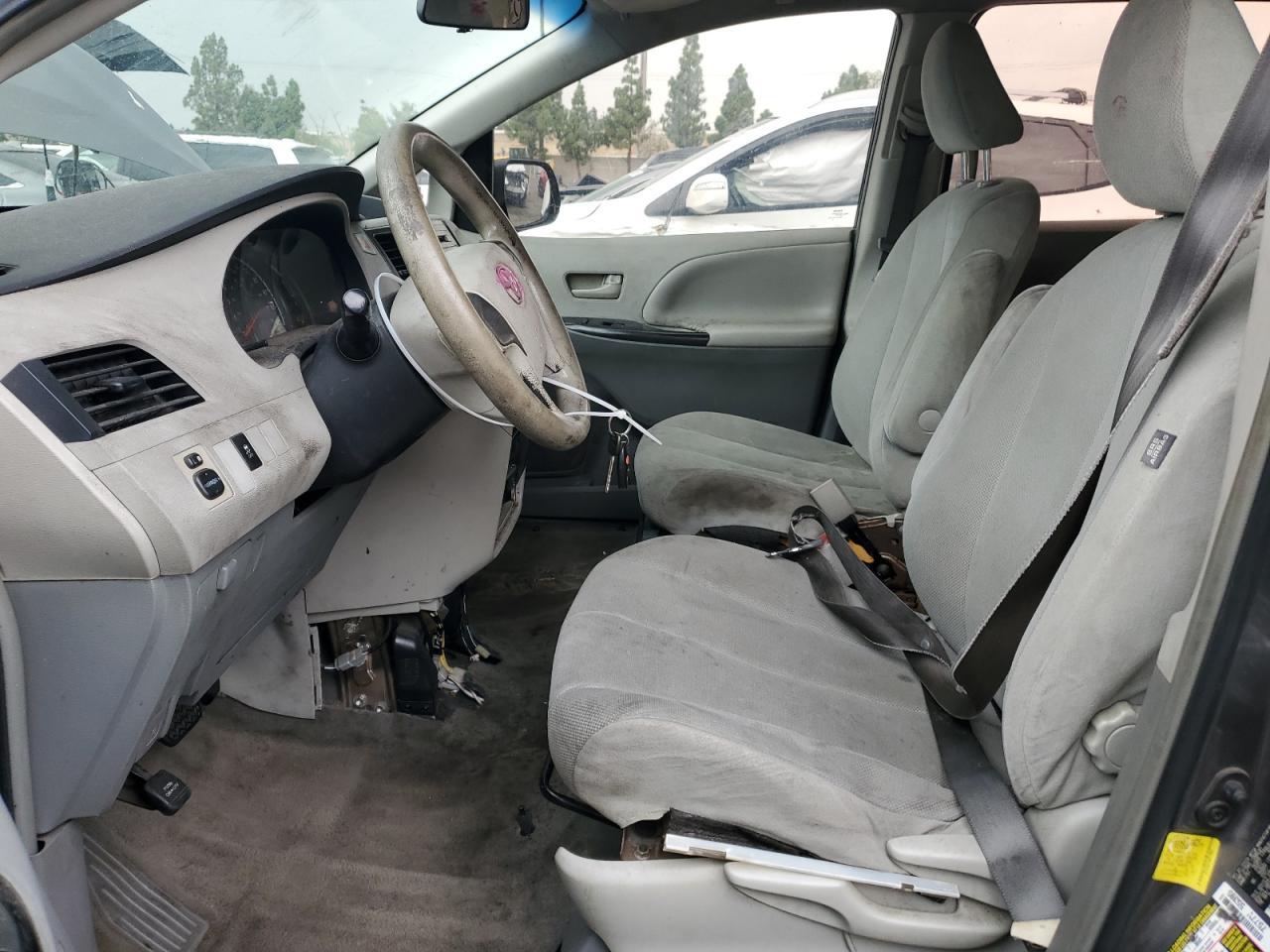 2011 TOYOTA SIENNA