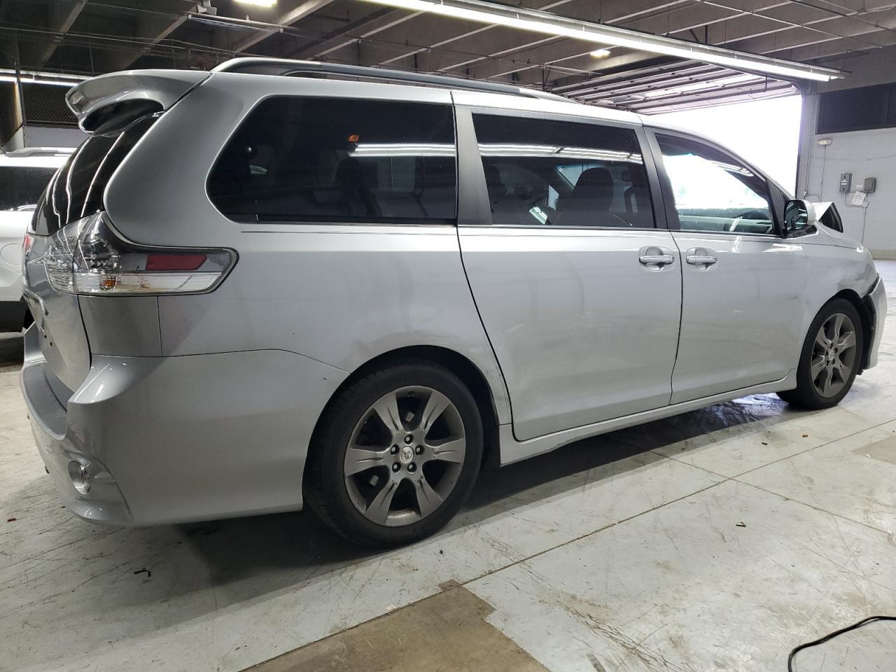 2015 TOYOTA SIENNA