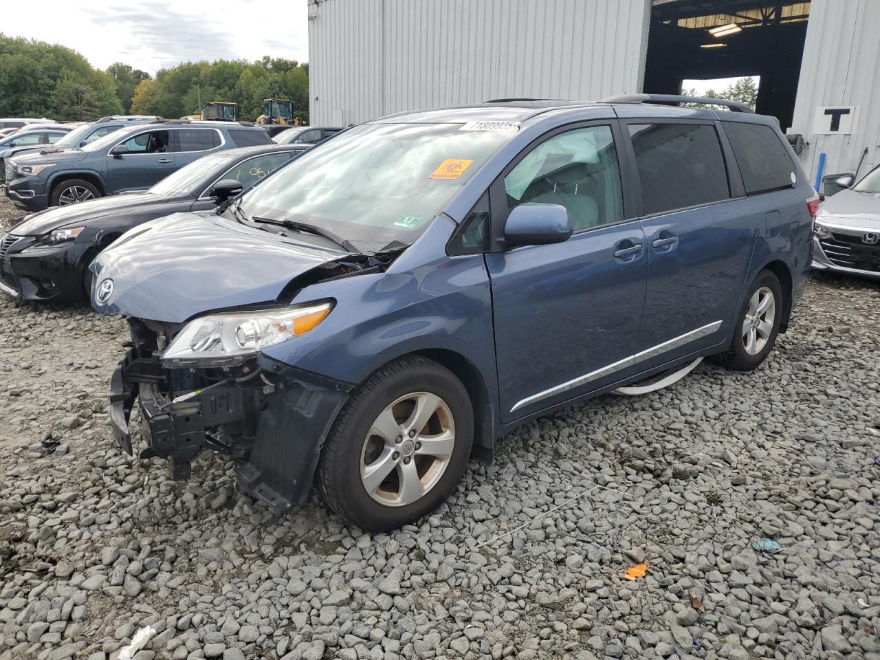 2017 TOYOTA SIENNA