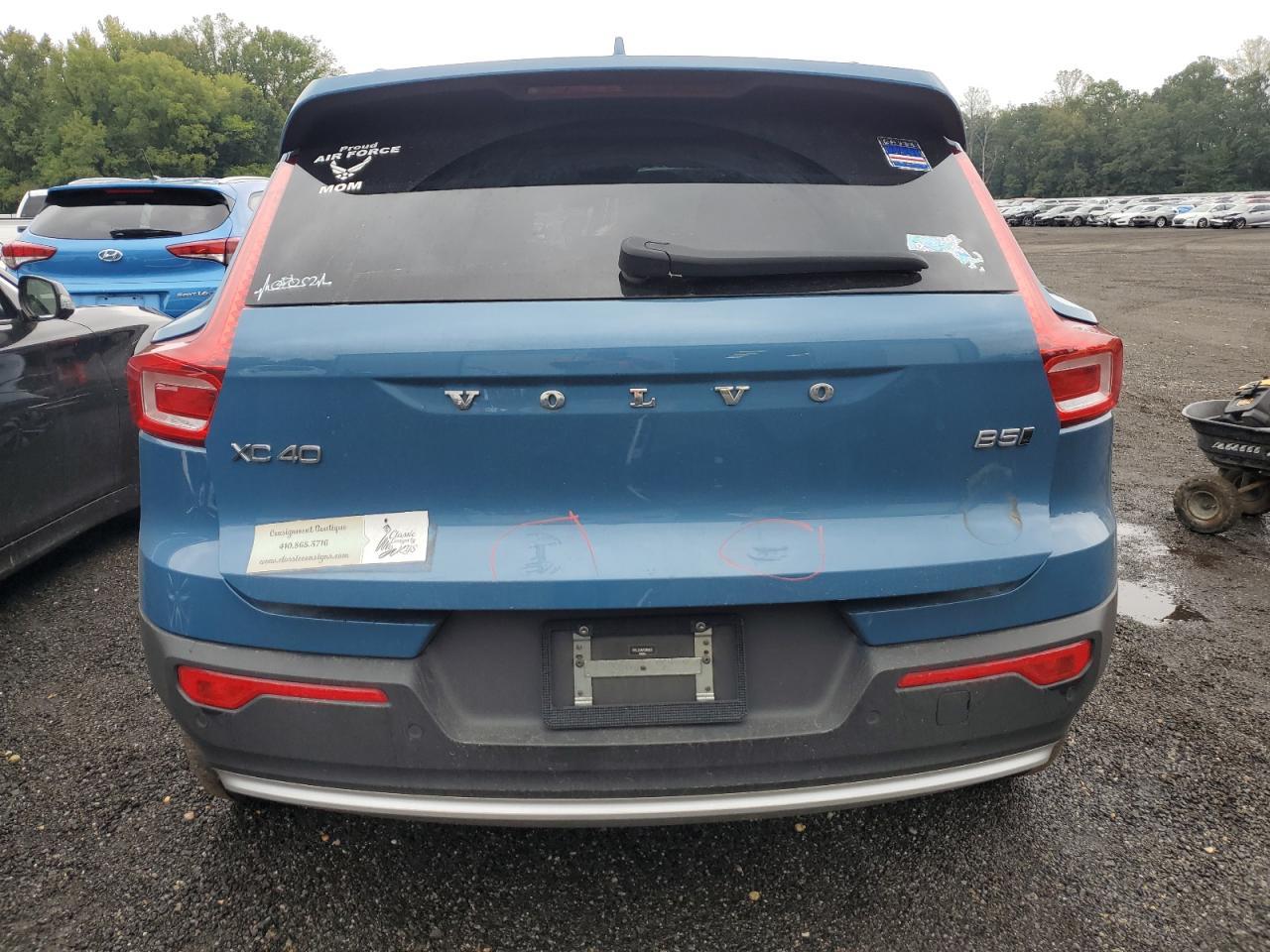 2023 VOLVO XC40