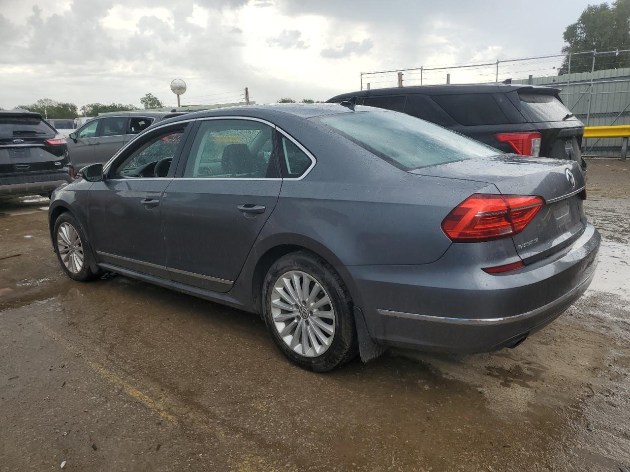 2016 VOLKSWAGEN Passat