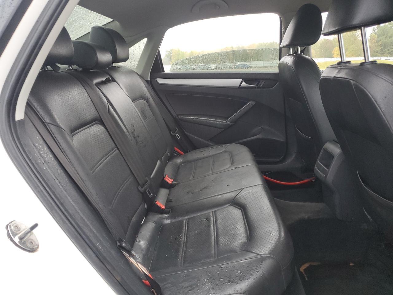 2012 VOLKSWAGEN Passat