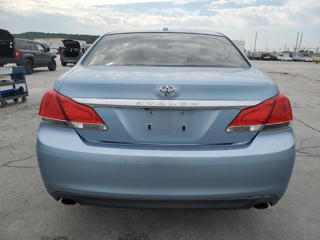 2011 TOYOTA Avalon