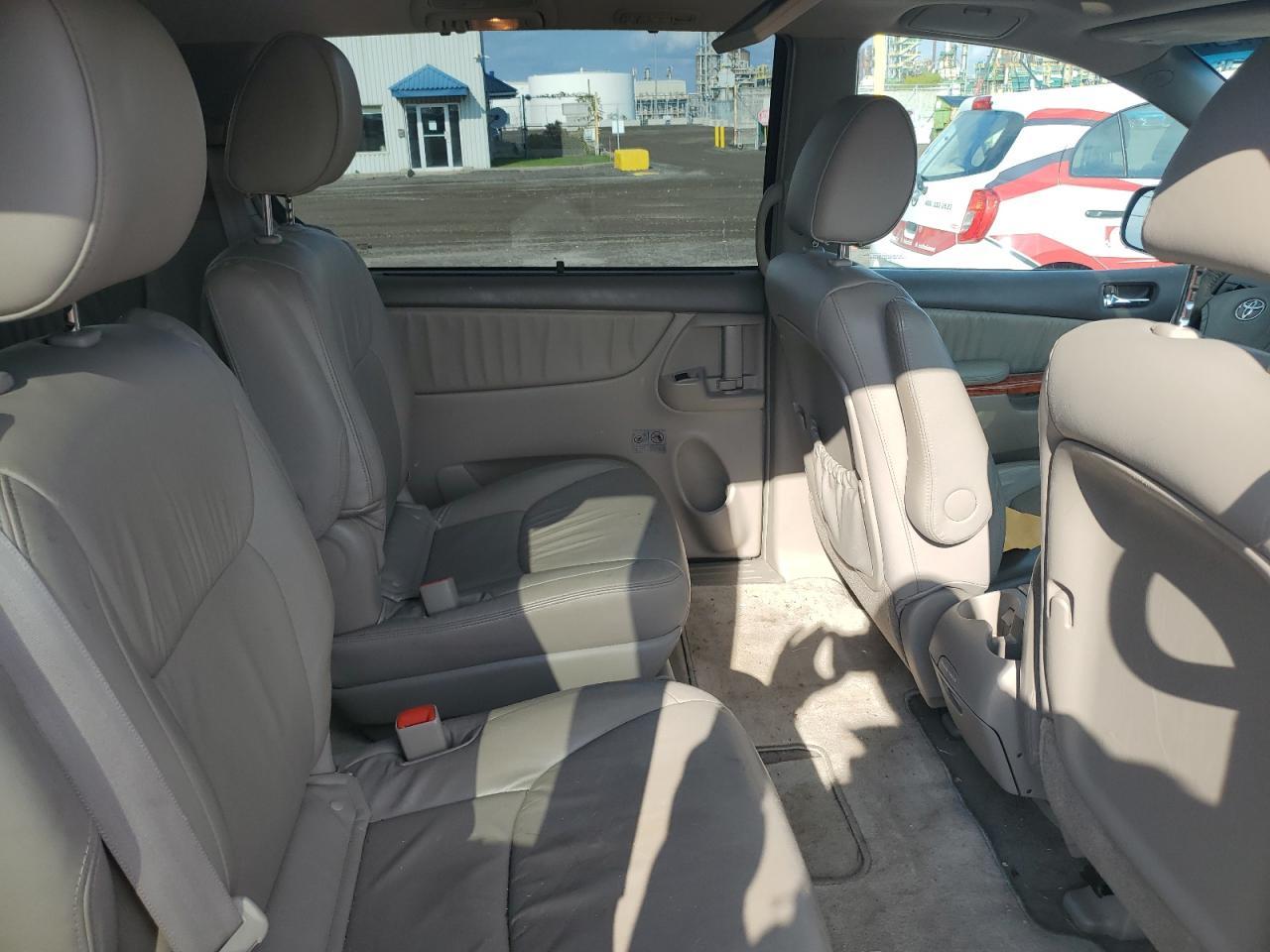 2009 TOYOTA SIENNA