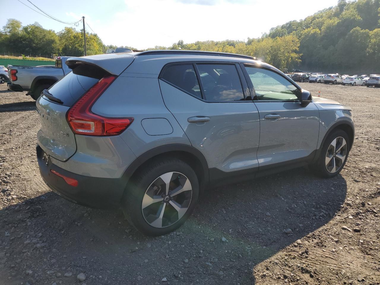 2024 VOLVO XC40