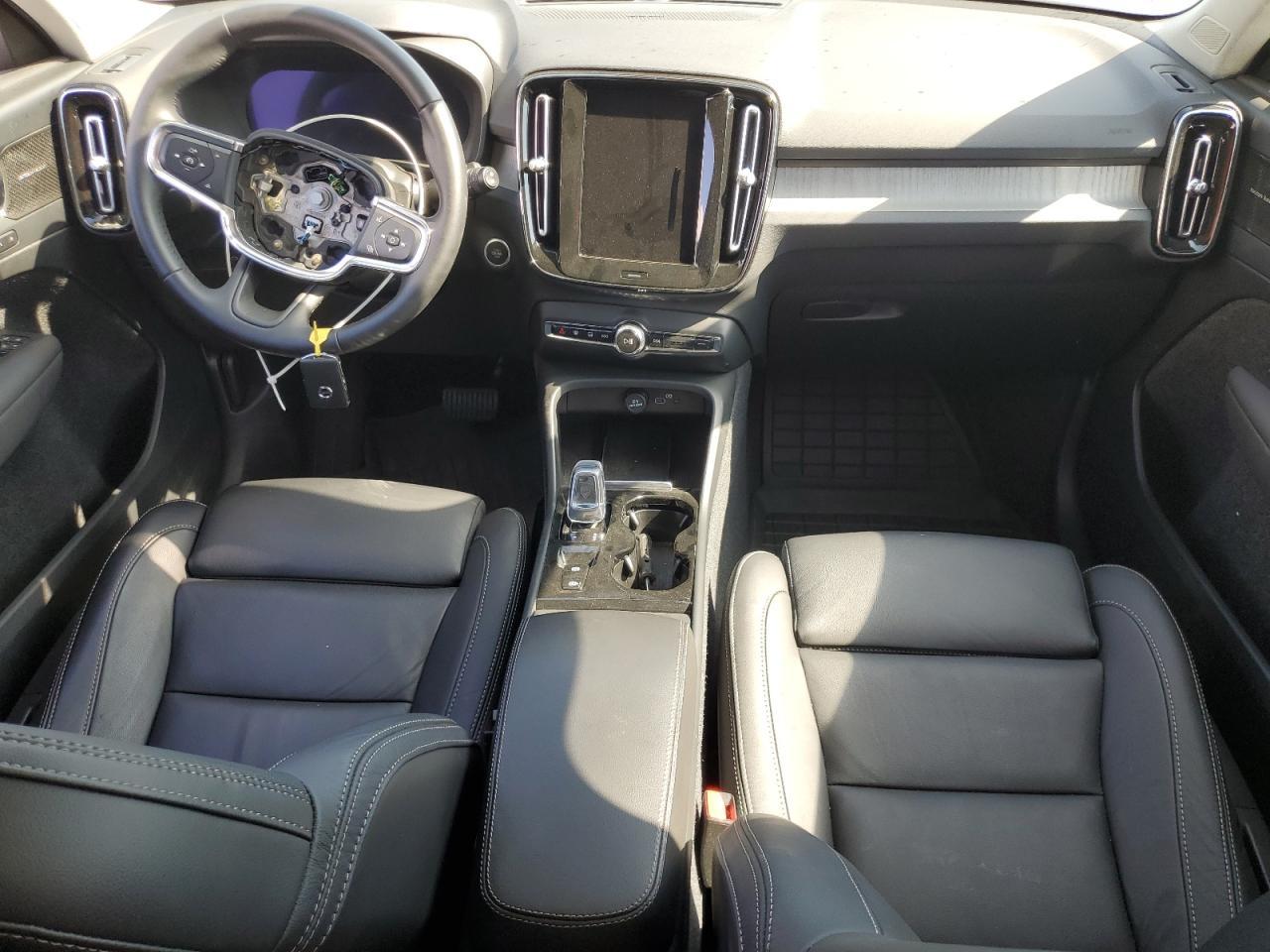 2024 VOLVO XC40
