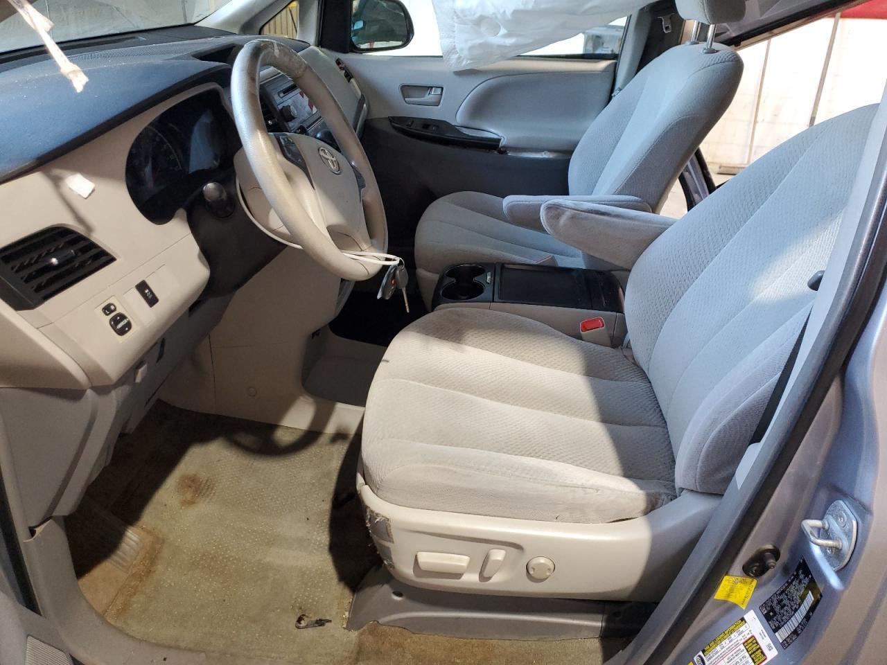 2011 TOYOTA SIENNA