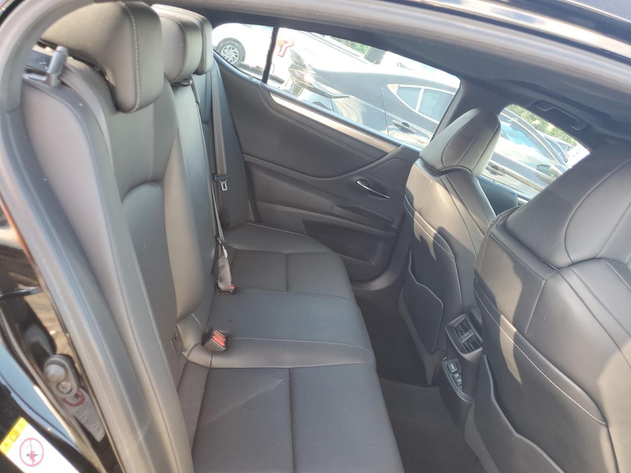2019 LEXUS Es
