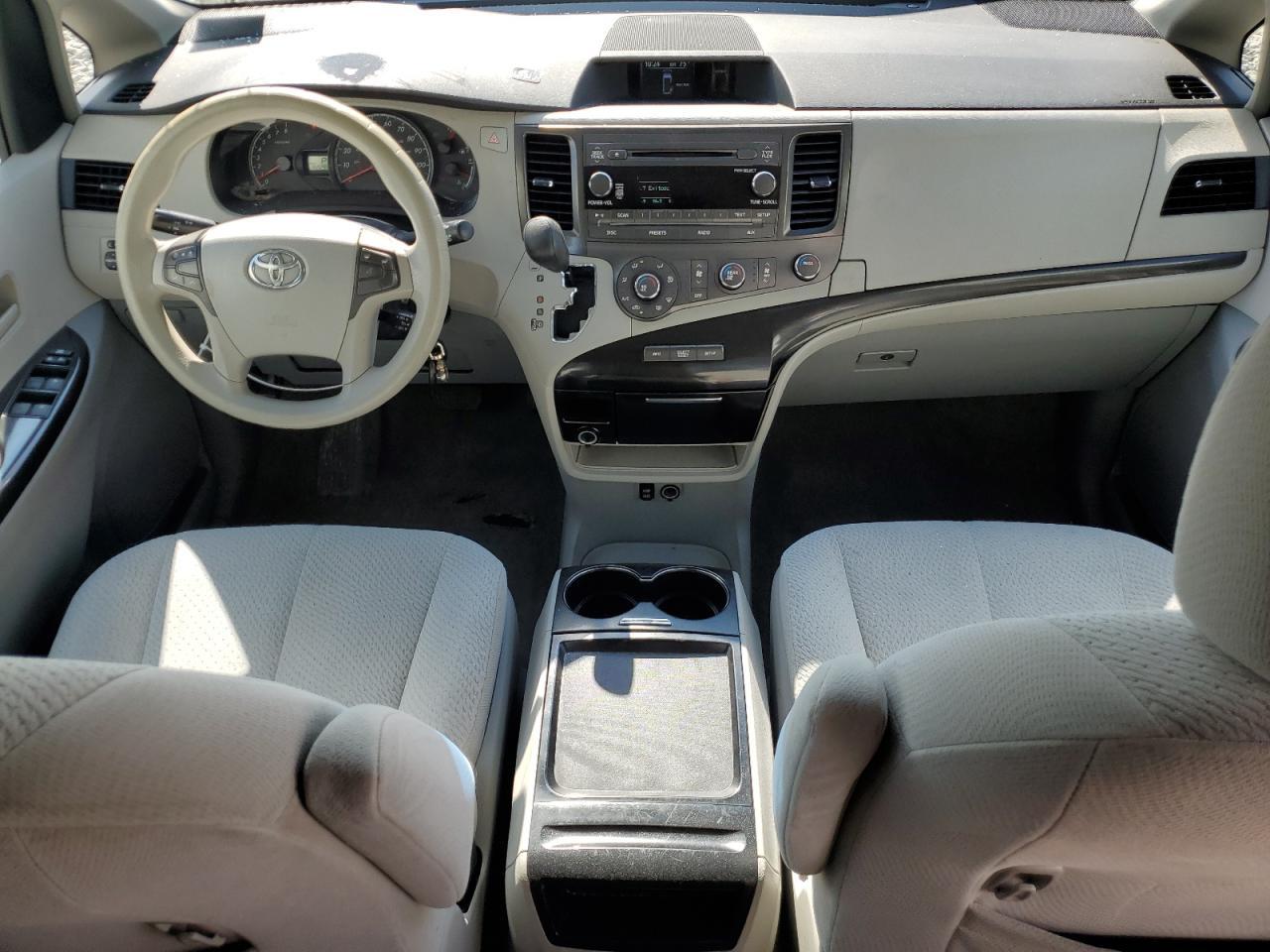 2011 TOYOTA SIENNA