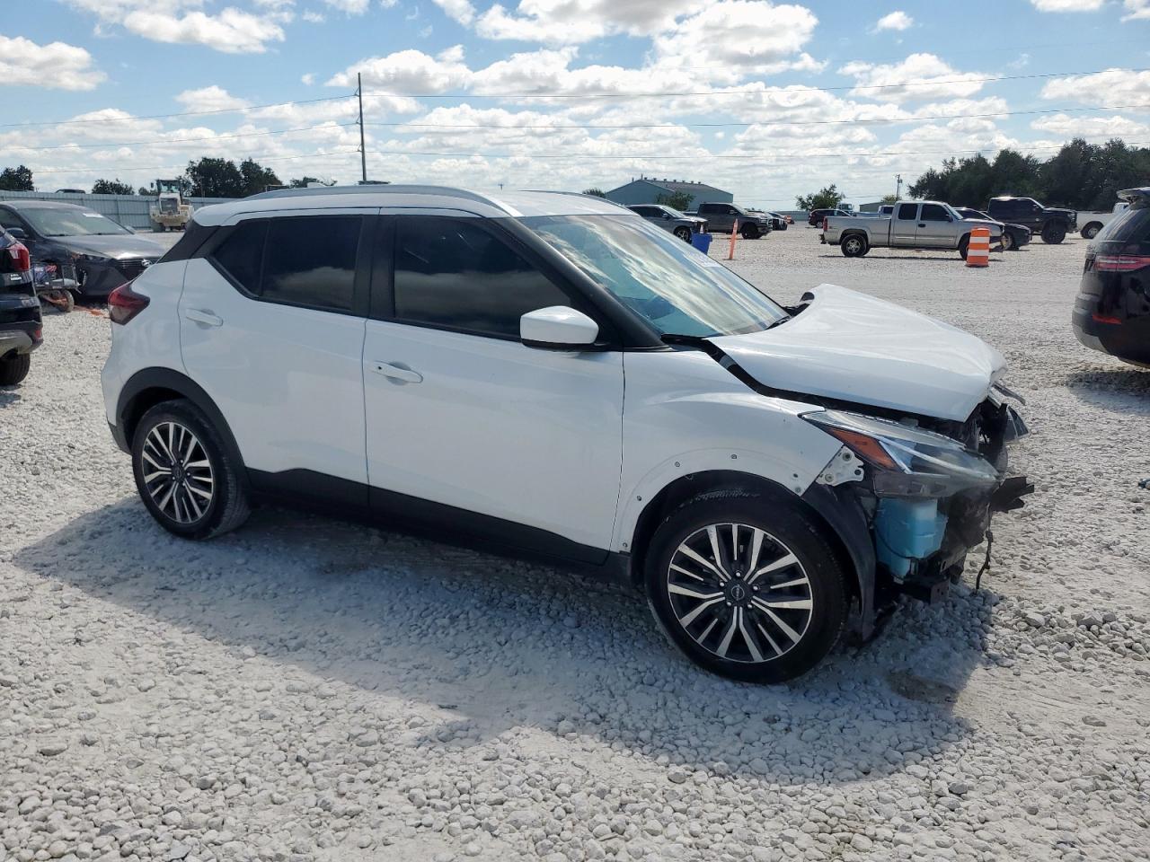 2023 NISSAN KICKS