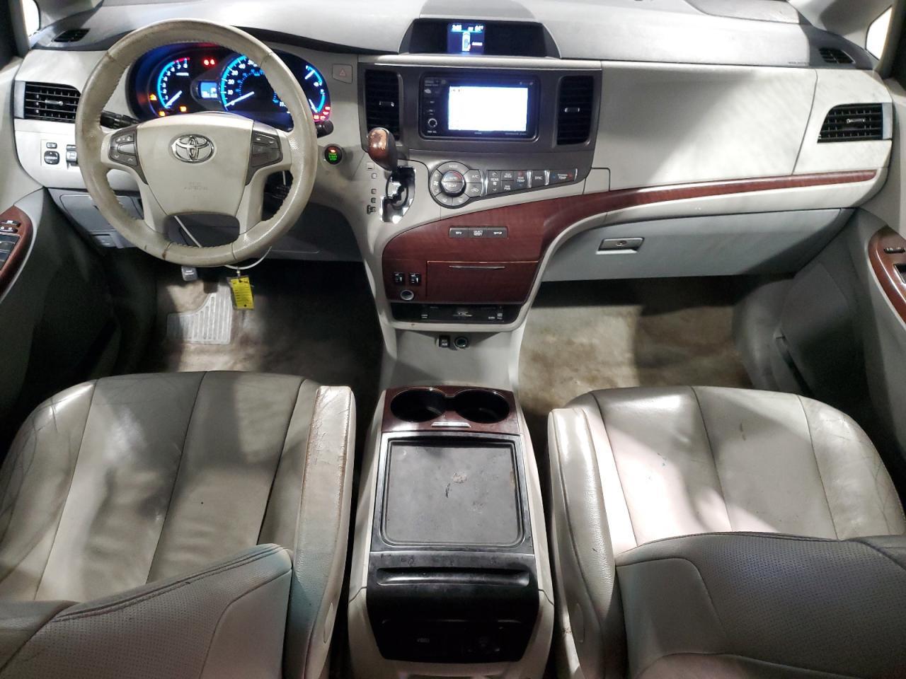 2013 TOYOTA SIENNA
