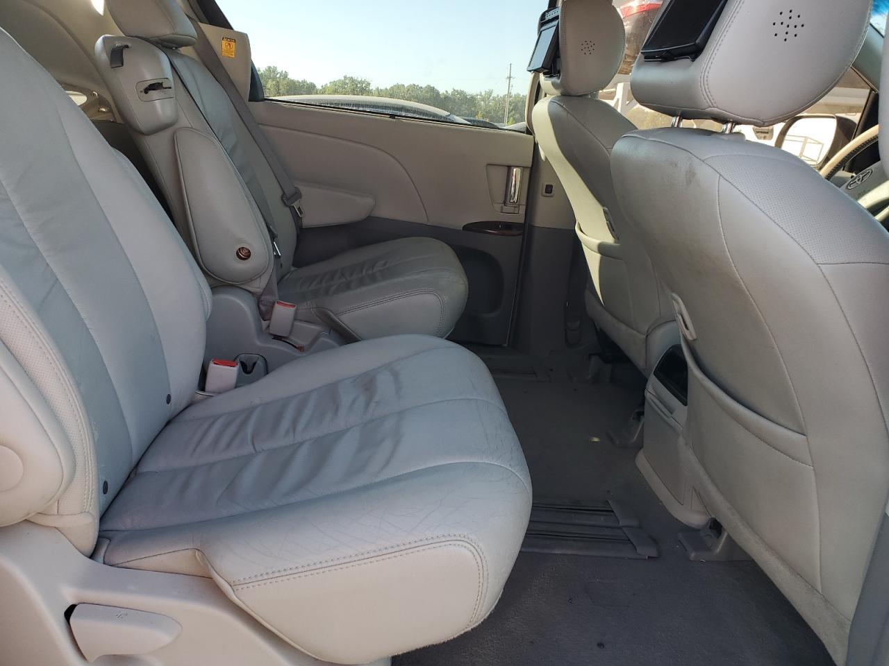 2011 TOYOTA SIENNA