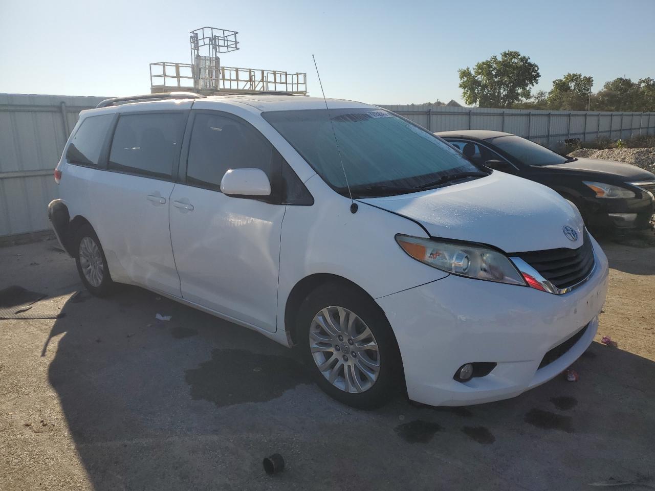 2011 TOYOTA SIENNA