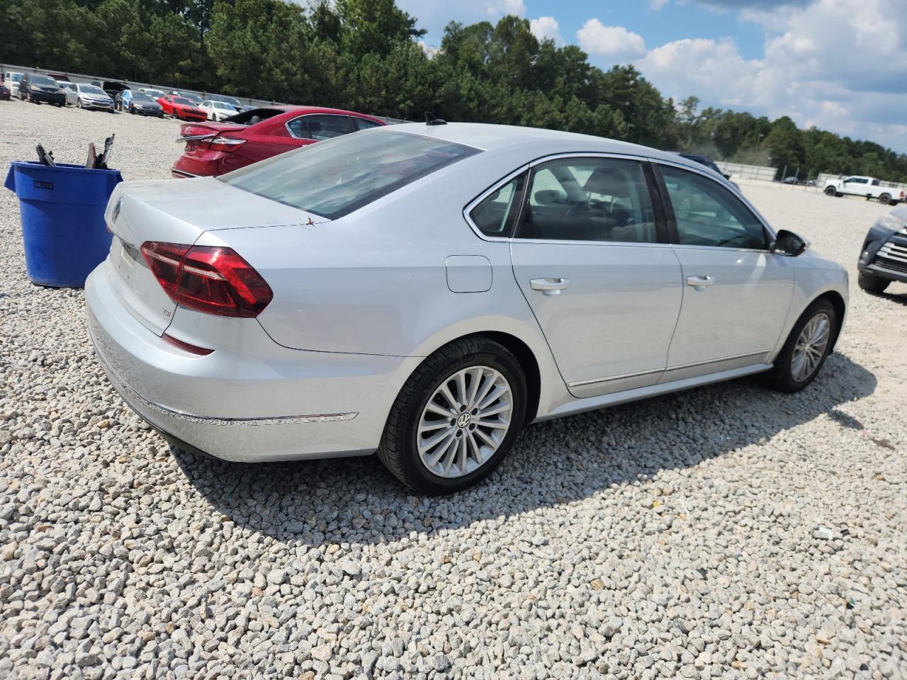 2017 VOLKSWAGEN Passat