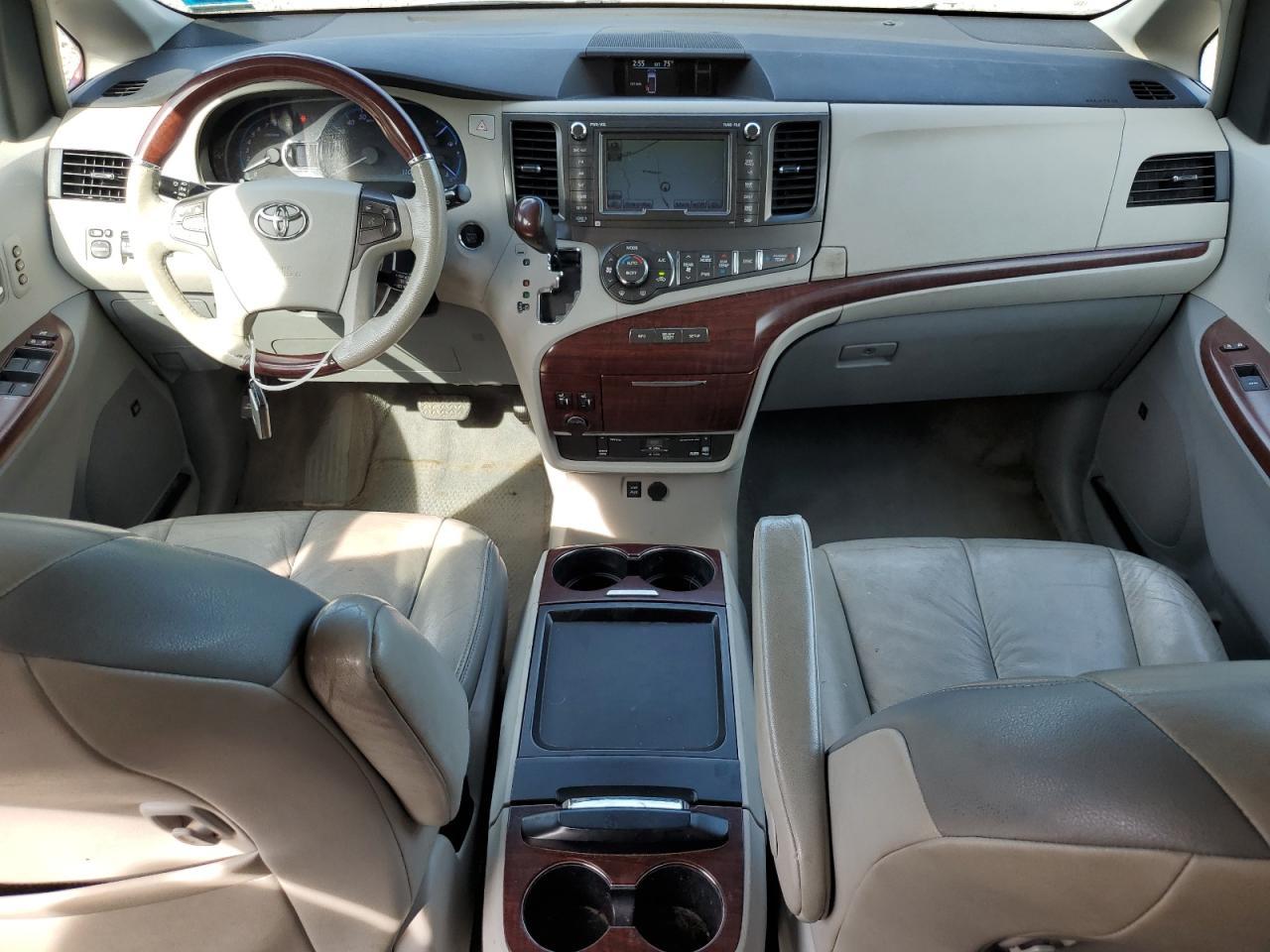 2011 TOYOTA SIENNA