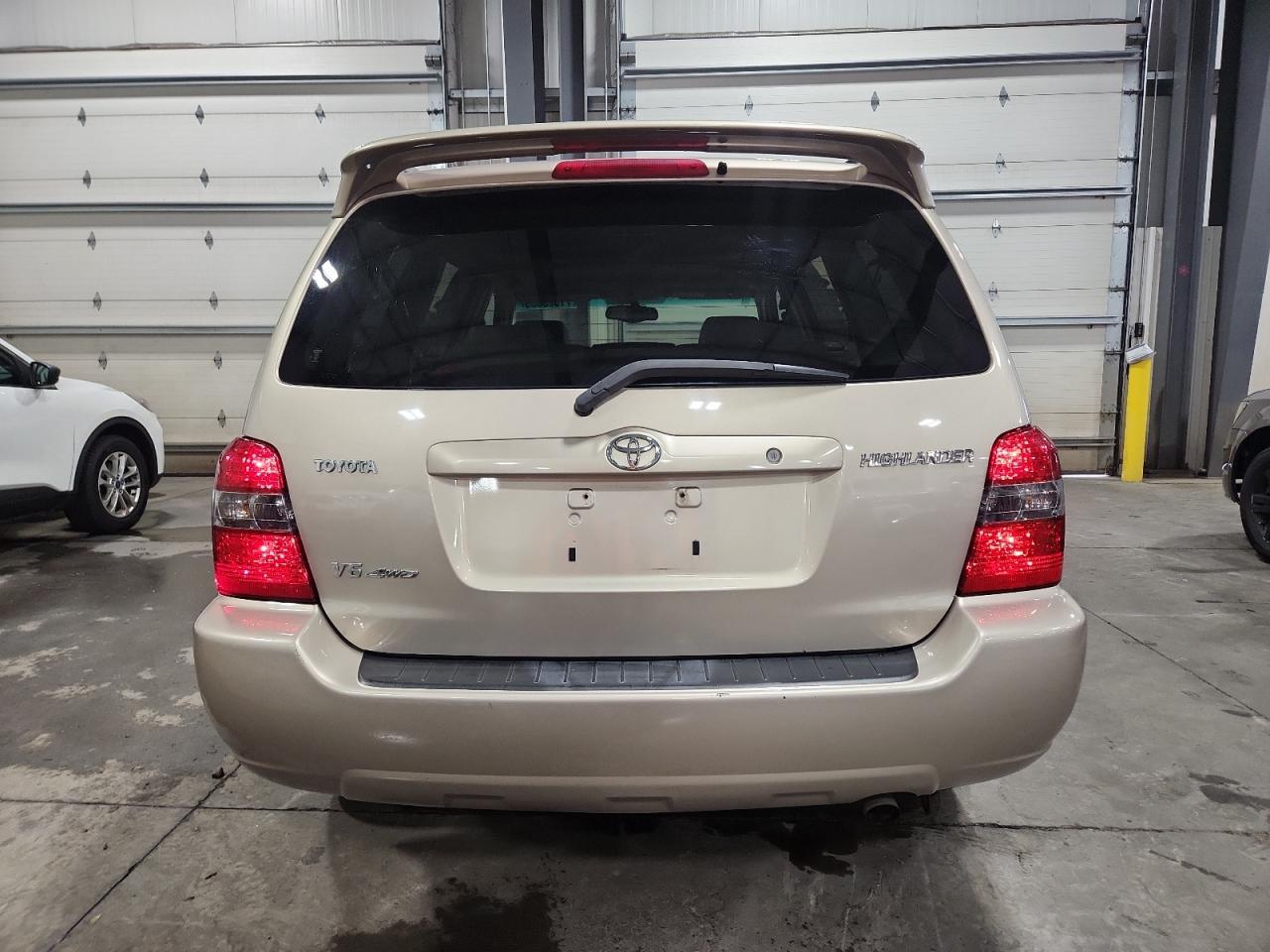 2004 TOYOTA HIGHLANDER