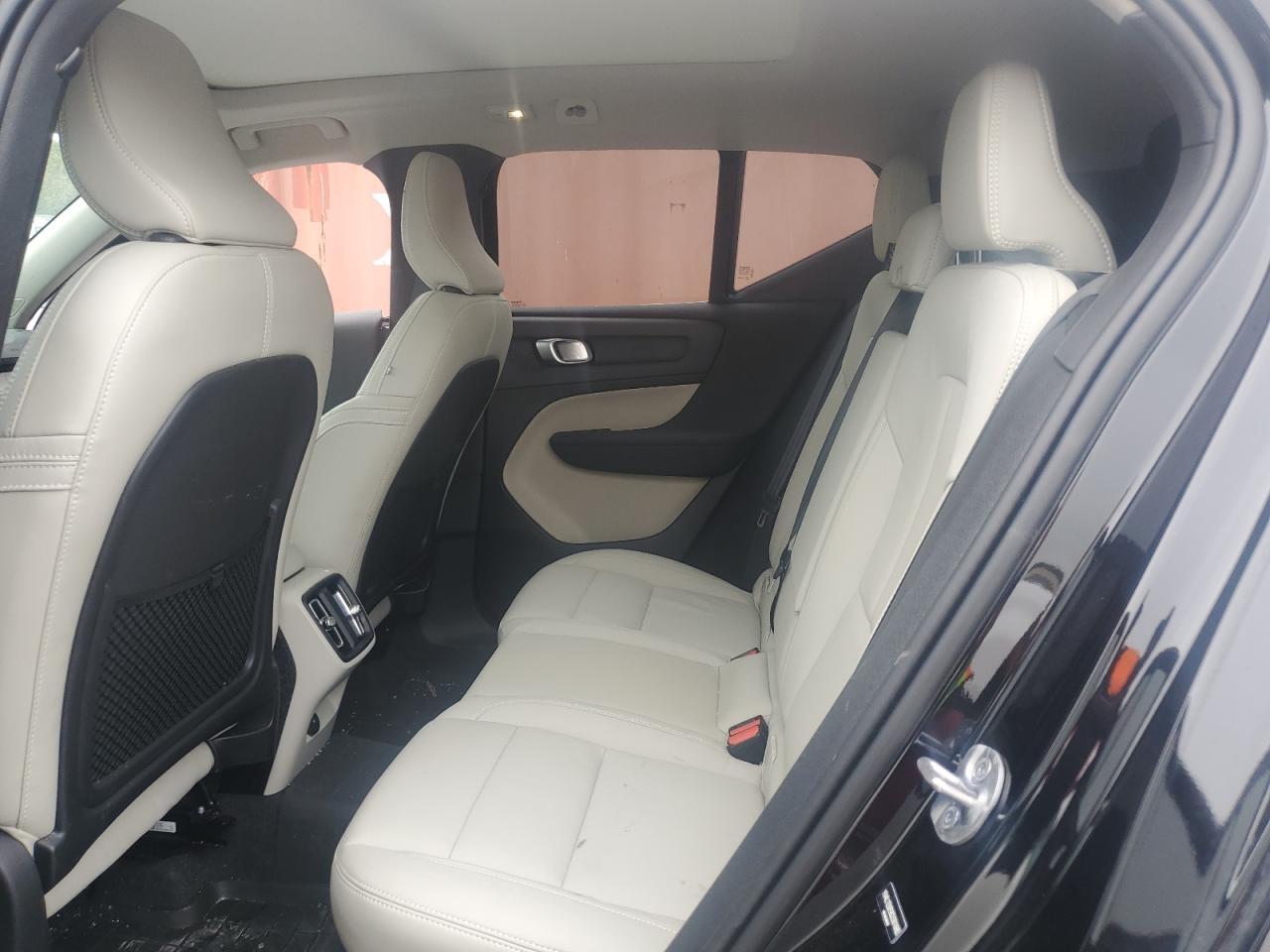 2025 VOLVO XC40