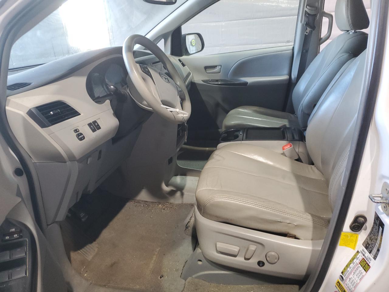 2011 TOYOTA SIENNA