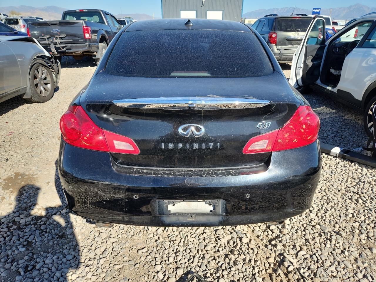 2011 INFINITI G37