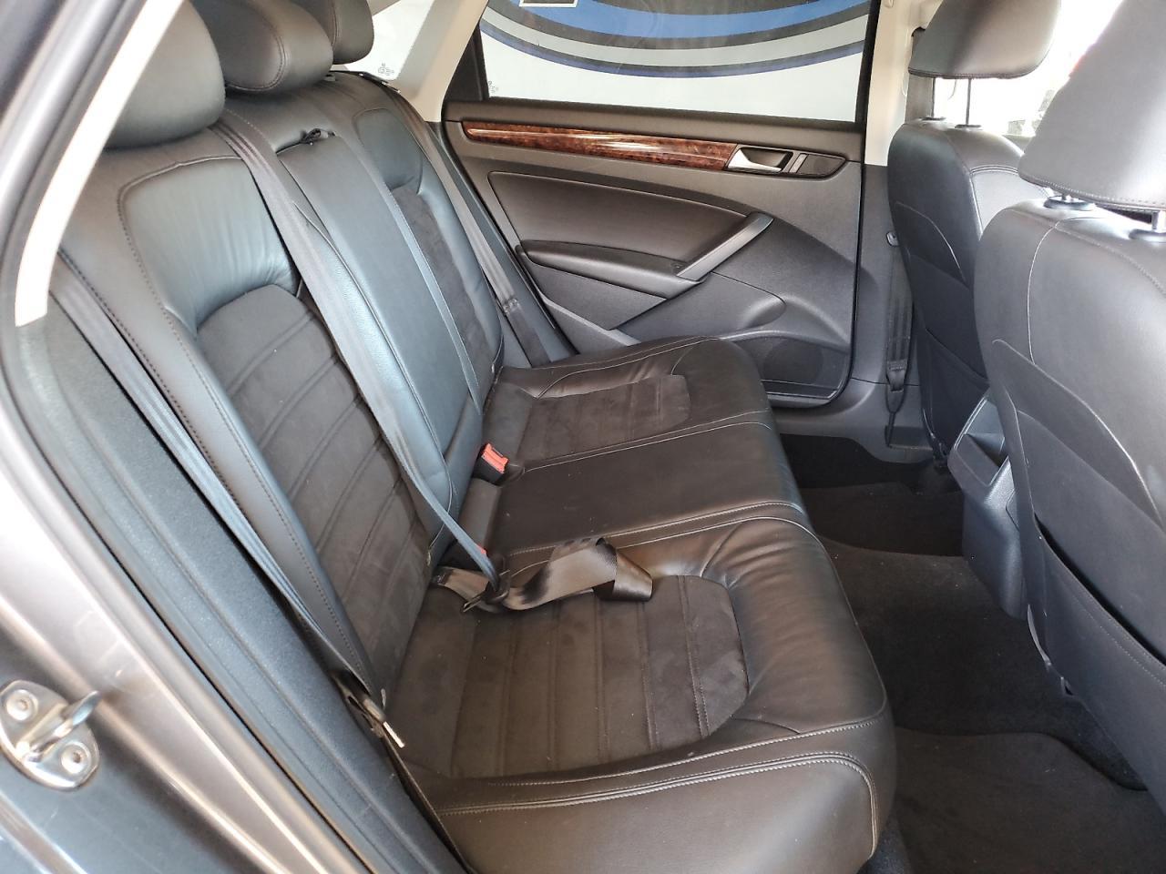 2012 VOLKSWAGEN Passat