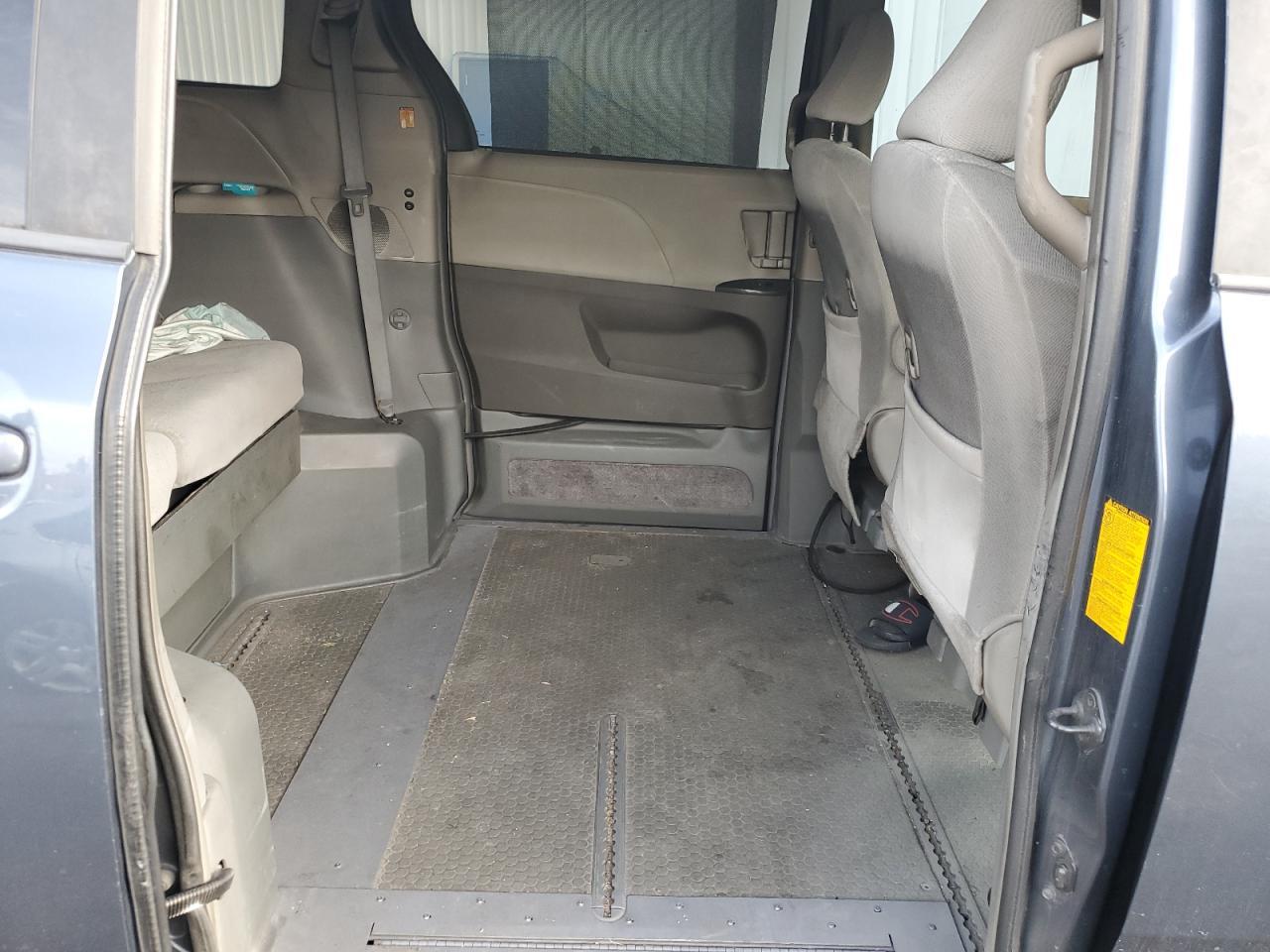 2013 TOYOTA SIENNA