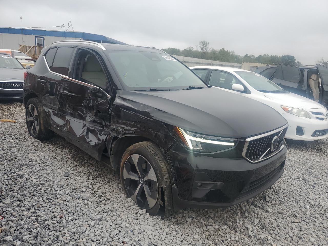 2025 VOLVO XC40