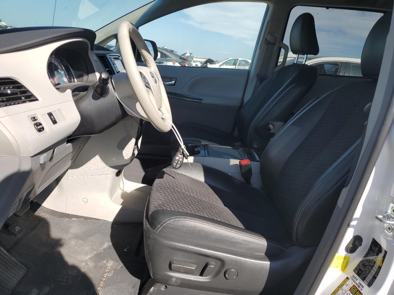 2012 TOYOTA SIENNA